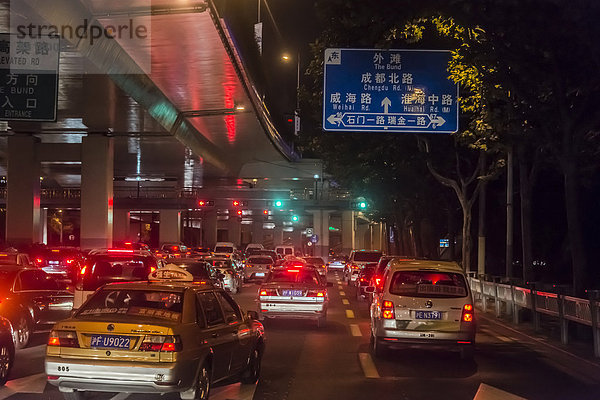 Autoverkehr unter Hochstraße bei Nacht  Shanghai  China