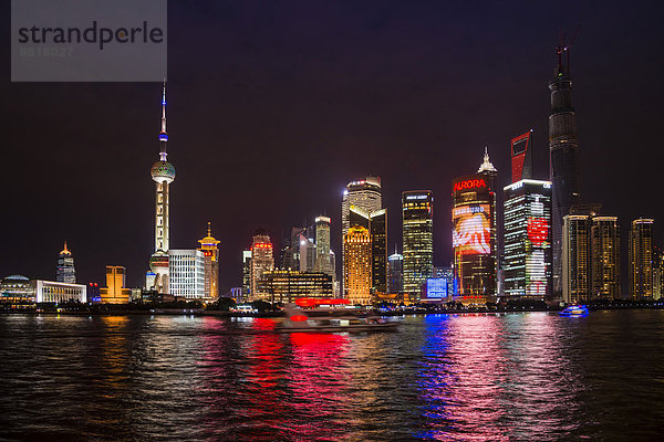 Skyline  mit Oriental Pearl Tower  Tsing Mao Tower  Bottle Opener  Shanghai Tower und Huangpo Fluss bei Nacht  Pudong  Shanghai  China