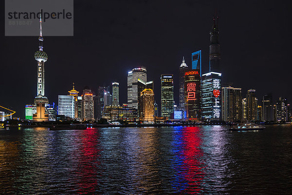 Skyline  mit Oriental Pearl Tower  Tsing Mao Tower  Bottle Opener  Shanghai Tower und Huangpo Fluss bei Nacht  Pudong  Shanghai  China