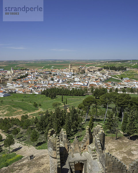Ausblick von den Wehrmauern des Castillo de Belmonte auf den Ort Belmonte  Provinz Cuenca  Kastilien-La Mancha  Spanien