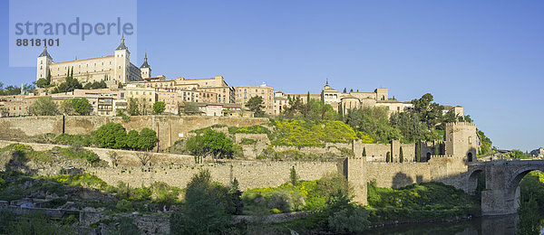 Ortsansicht mit dem Alcázar  Toledo  Kastilien-La Mancha  Spanien