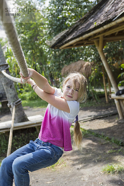Außenaufnahme  Europäer  Seil  Tau  hängen  Mädchen  freie Natur