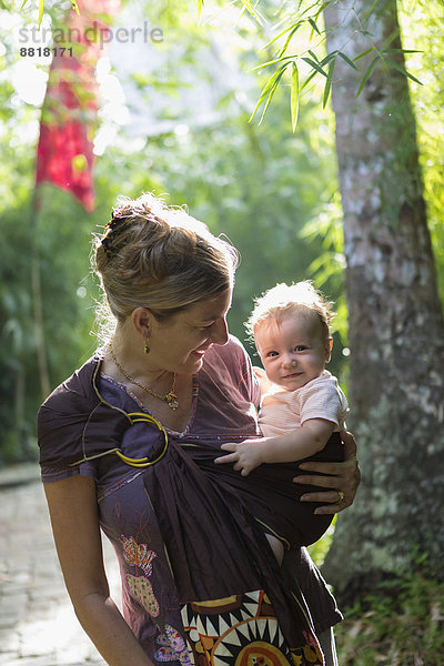 Europäer  tragen  Mutter - Mensch  Baby  Regenwald