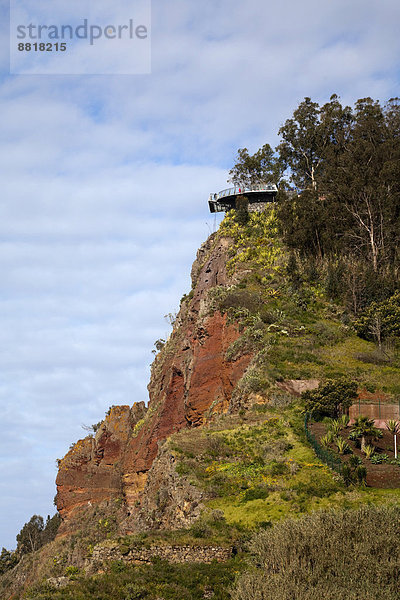 Skywalk  gläserne Ausichtsplattform in 580 m Höhe an der Steilküste  Cabo Girao  Südküste  Insel Madeira  Portugal