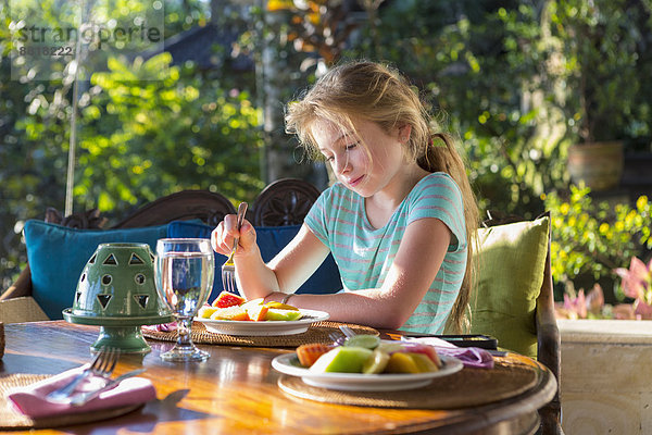 Europäer  essen  essend  isst  Mädchen  Tisch  Frühstück