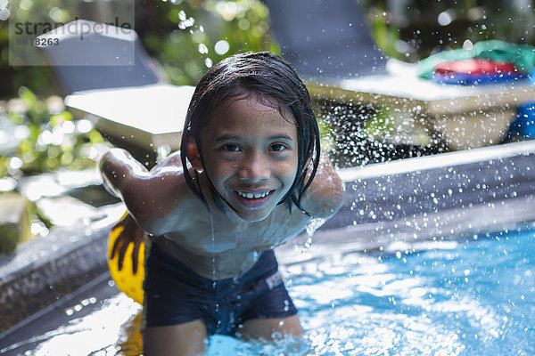 Junge - Person Schwimmbad spielen