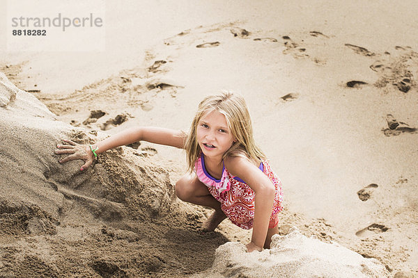 Europäer  Strand  Hügel  Sand  Mädchen  klettern