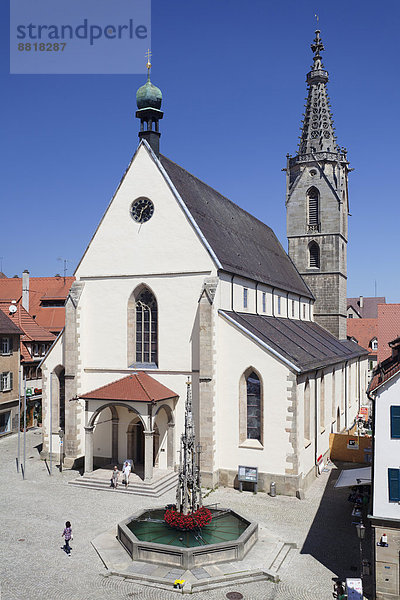 Dom Sankt Martin und Marktbrunnen am Marktplatz von Rottenburg  Baden-Württemberg  Deutschland