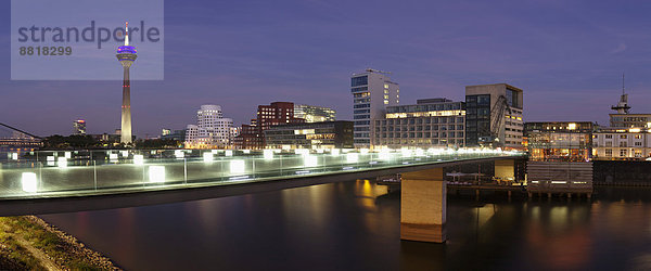 Medienhafen mit Rheinturm und Gehry-Bauten  Düsseldorf  Nordrhein-Westfalen  Deutschland