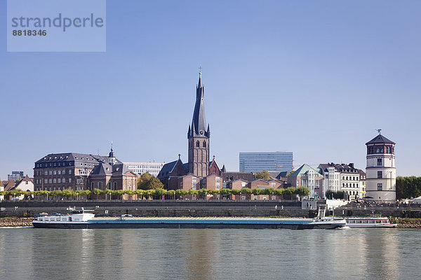 Düsseldorfer Altstadt mit Lambertus-Kirche und Schlossturm an der Rheinpromenade  Düsseldorf  Nordrhein-Westfalen  Deutschland