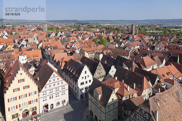 Ausblick vom Rathausturm über den Marktplatz auf Rothenburg ob der Tauber  Romantische Straße  Franken  Bayern  Deutschland