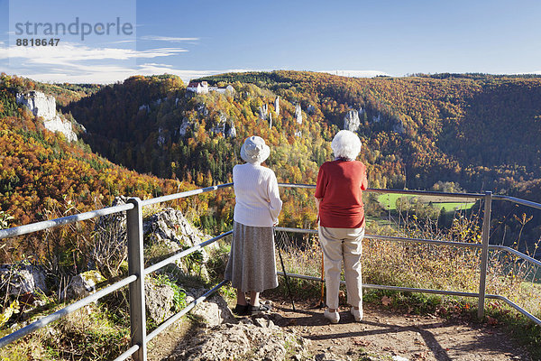 Zwei ältere Damen betrachten die Aussicht über den Donaudurchbruch auf Burg Wildenstein  Naturpark Obere Donau  Schwäbische Alb  Baden-Württemberg  Deutschland