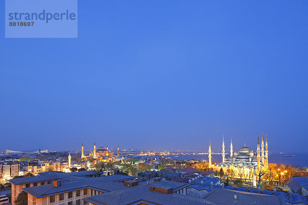 Stadtpanorama mit Hagia Sophia und Blaue Moschee  Sultan-Ahmed-Moschee  Sultanahmet  Istanbul  europäischer Teil  Türkei