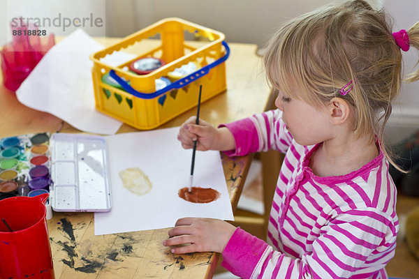 Mädchen malt ein Bild