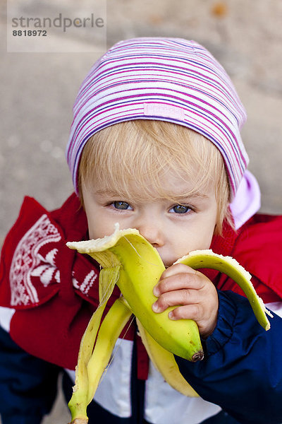 Mädchen isst eine Banane