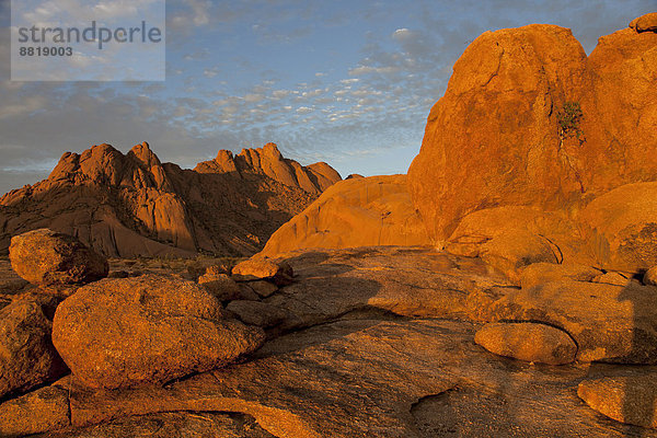 Landschaft mit Felsen rund um den Inselberg Spitzkoppe  Namibia