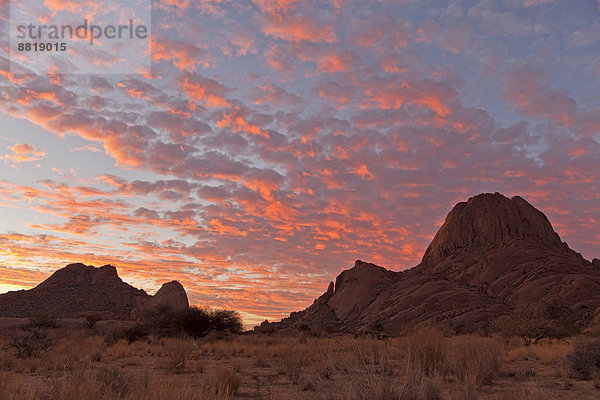 Farbiger Sonnenuntergangshimmel an der Spitzkoppe  Namibia