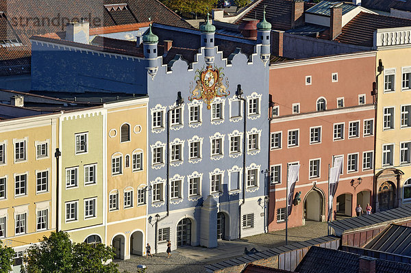 Häuserzeile mit Stadtsaal am Stadtplatz  Burghausen  Oberbayern  Bayern  Deutschland