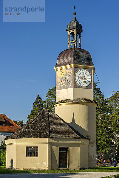 Brunnen und Uhrturm  6. Burghof  Burg zu Burghausen  Oberbayern  Bayern  Deutschland