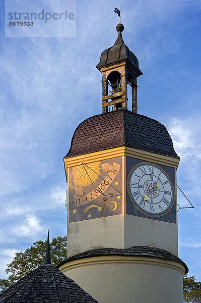 Sonnenuhr und mechanische Uhr am Uhrturm mit Zeitverschiebung zur Sommerzeit  6. Burghof  Burg zu Burghausen  Oberbayern  Bayern  Deutschland