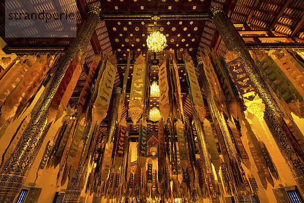 Goldener Buddha  Fahnen und Decke des Wat Chedi Luang Tempel  Chiang Mai  Nordthailand  Thailand