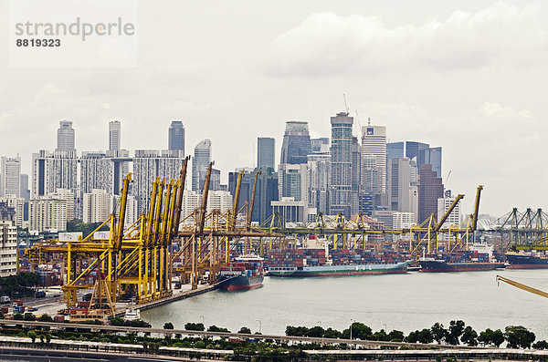 Hafen und Skyline  Singapur Stadt  Singapur  Asien