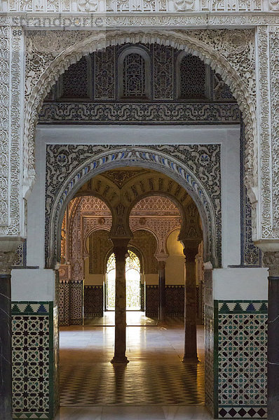 Salon der Botschafter im Alcázar von Sevilla  Ausblick durch die Tür des Hofs der Puppen  Sevilla  Andalusien  Spanien