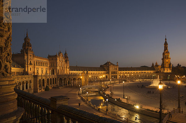 Plaza de España  beleuchtet in der Abenddämmerung  Sevilla  Andalusien  Spanien