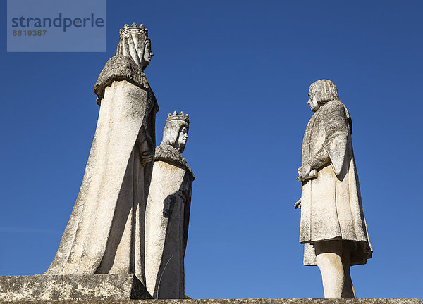 Steinstatuen der Monarchen Fernando und Isabel  links  und Columbus  rechts  in den Gärten des Alcázar de los Reyes Cristianos  Córdoba  Andalusien  Spanien