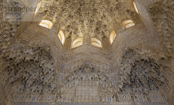 Decke in der Halle der Abencerragen  Sala de los Abencerrajes  mit Nischen und die Kuppel mit maurischen Tropfsteinarbeiten  Alhambra  Granada  Andalusien  Spanien