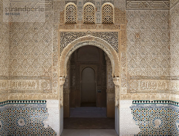 Maurische Verzierungen im Hof des Turms der Gefangenen Frau  Torre de la Cautiva  Alhambra  Granada  Andalusien  Spanien
