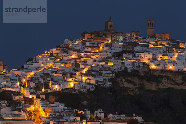 Die Weiße Stadt Arcos de la Frontera in der Morgendämmerung  Arcos de la Frontera  Provinz Cádiz  Andalusien  Spanien