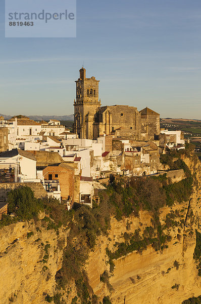 San Pedro Kirche über einer Kalksteinkluft  Altstadt  Weiße Stadt Arcos de la Frontera  Provinz Cádiz  Andalusien  Spanien