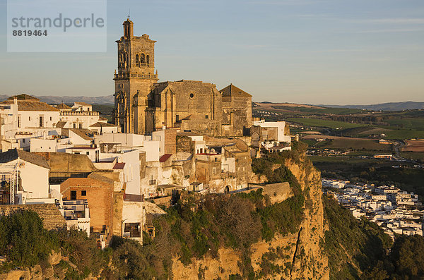 San Pedro Kirche über einer Kalksteinkluft  Altstadt  Weiße Stadt Arcos de la Frontera  Provinz Cádiz  Andalusien  Spanien