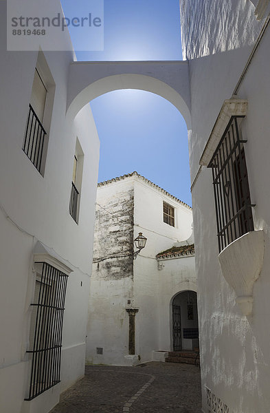 Gasse in der weißen Stadt Arcos de la Frontera  Provinz Cádiz  Andalusien  Spanien