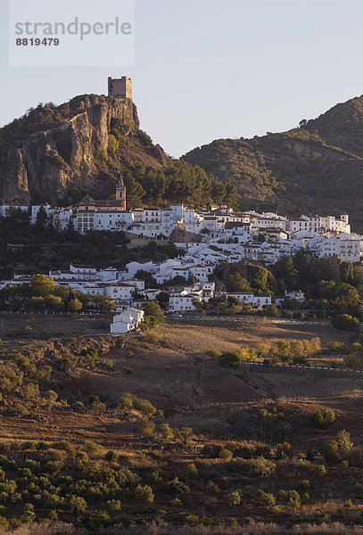 Palast Schloß Schlösser Stadt weiß Andalusien unterhalb maurisch Spanien