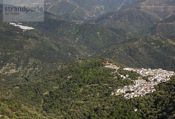 Die weißen Dörfer Benarrabá vorne und Genalguacil im Genal-Tal  Provinz Málaga  Andalusien  Spanien