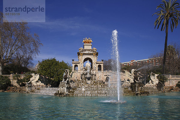 Brunnen Font de la Cascada mit Wasserfall und Fontäne  Parc de la Ciutadella  Barcelona  Katalonien  Spanien