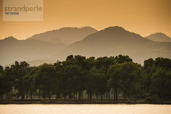 Hügellandschaft am Westsee bei Sonnenuntergang  Xihu  Hangzhou  Provinz Zhejiang  China