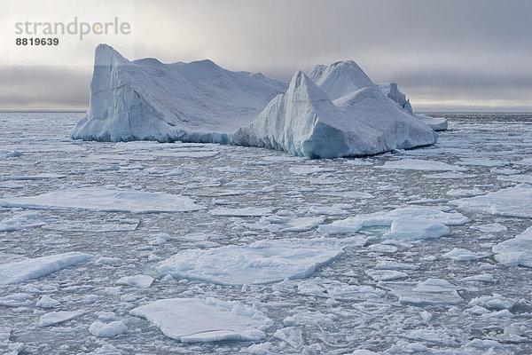 Eisberg im Packeis treibend  Packeisgrenze  Arktischer Ozean  Insel Spitzbergen  Inselgruppe Spitzbergen  Svalbard und Jan Mayen  Norwegen