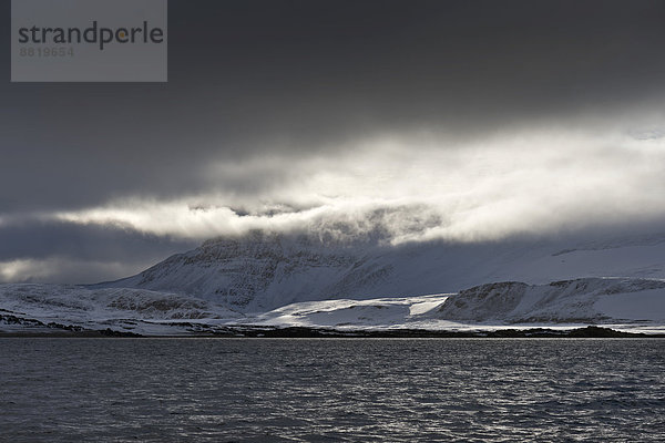 Dramatische Lichtstimmung  Reliktbukta  Nordaustlandet  Inselgruppe Spitzbergen  Svalbard und Jan Mayen  Norwegen