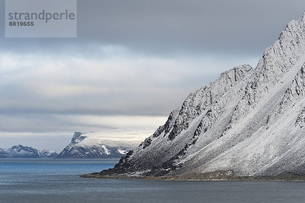 Verschneite Berge  Reliktbukta  Nordaustlandet  Inselgruppe Spitzbergen  Svalbard und Jan Mayen  Norwegen