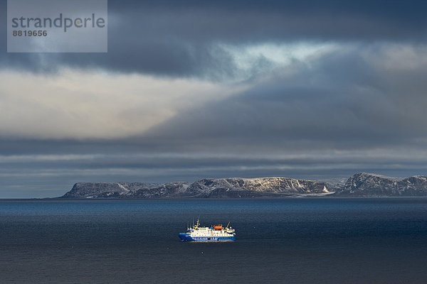 Dramatisches Licht  Expeditionsschiff Quest  Reliktbukta  Nordaustlandet  Inselgruppe Spitzbergen  Svalbard und Jan Mayen  Norwegen
