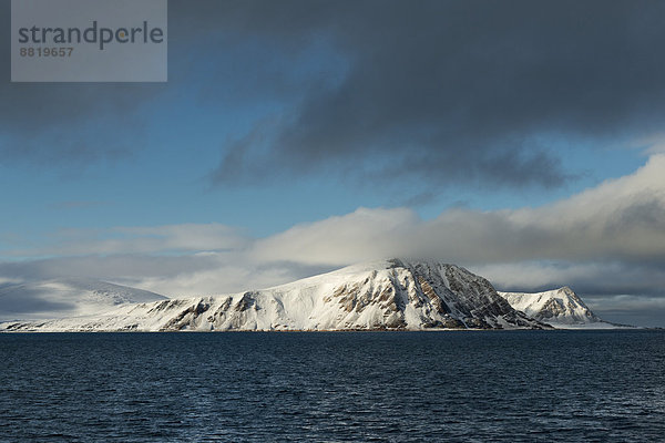 Verschneite Berge  Reliktbukta  Nordaustlandet  Inselgruppe Spitzbergen  Svalbard und Jan Mayen  Norwegen