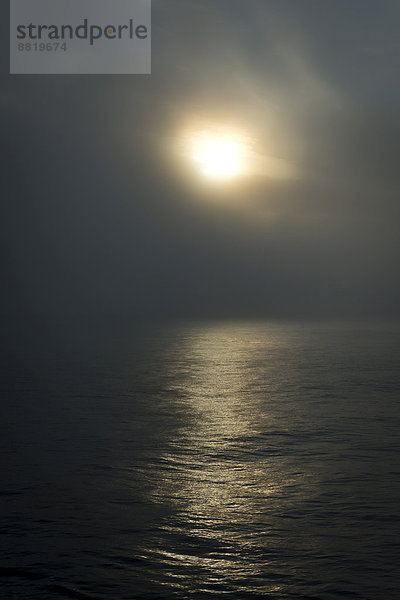 Mystische Stimmung  Sonne hinter Wolken  Arktischer Ozean  Insel Spitzbergen  Inselgruppe Spitzbergen  Svalbard und Jan Mayen  Norwegen
