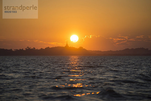 Pagode  Sonnenuntergang  Fluss Kaladan  Sittwe-Division  Rakhaing Staat  Myanmar