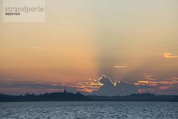 Pagode  Sonnenuntergang hinter Wolken  Fluss Kaladan  Sittwe-Division  Rakhaing Staat  Myanmar