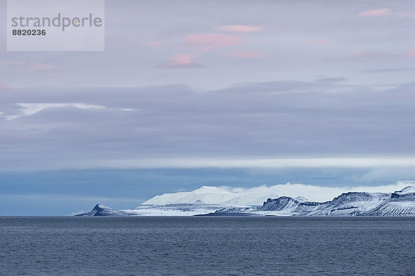 Blaue Stunde  schneebedeckte Berge  Hinlopenstraße  Spitzbergen Inselgruppe  Svalbard und Jan Mayen  Norwegen
