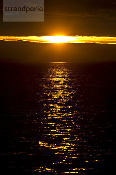 Sonnenuntergang  im Meer reflektierte Sonnenstrahlen  Hinlopenstraße  Spitzbergen Inselgruppe  Svalbard und Jan Mayen  Norwegen