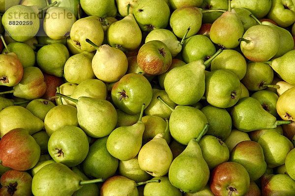 Frische Birnen und Äpfel